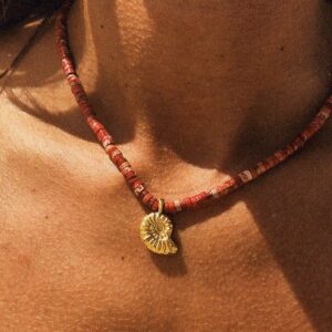 Collier Ammonite en perles heishi rhodonite rose – bijou solaire artisanal