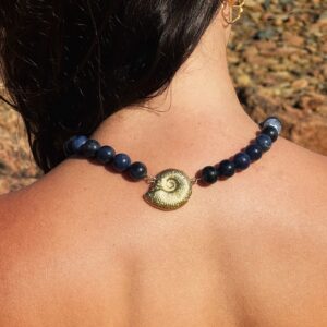 Collier perles ammonites lapis lazuli plaqué or artisanal