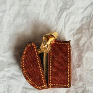 Bague organique avec quartz, création artisanale Maigo sculptée et fondue à la terre de delft dans l’atelier marseillais.