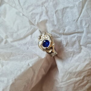 Détail de la bague organique en argent, création artisanale Maigo, façonnée et fondue à la main à Marseille.