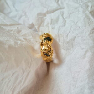 Détail de la bague organique en plaqué or, création artisanale Maigo sculptée et fondue à la main dans l’atelier marseillais.