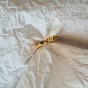 Détail de la bague organique en plaqué or avec verre de mer poli, création artisanale Maigo sculptée à la main dans l’atelier marseillais.