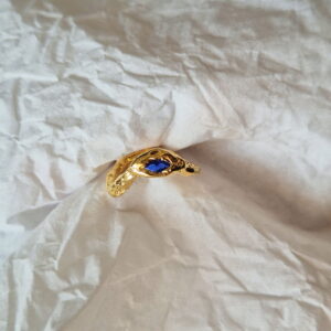 Détail de la bague organique en plaqué or sertie d’un saphir, création artisanale Maigo sculptée et fondue à la main dans l’atelier marseillais.