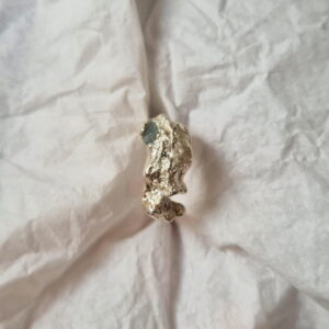 Détail de la bague organique en argent sertie d’une aigue‑marine, création artisanale Maigo sculptée et fondue au sable dans l’atelier marseillais