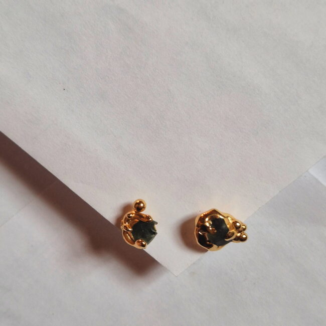 Boucles artisanales uniques aux formes organiques, sertie d’un verre poli recyclé, façonnée à la main à Marseille.