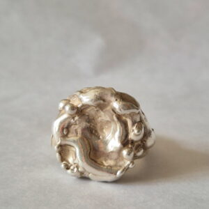 Bague artisanale unique aux formes organiques, en argent 925 talisman Lago, façonnée à la main à Marseille.