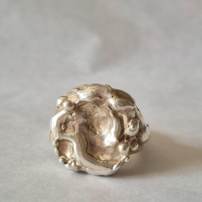 Bague artisanale unique aux formes organiques, en argent 925 talisman Lago, façonnée à la main à Marseille.