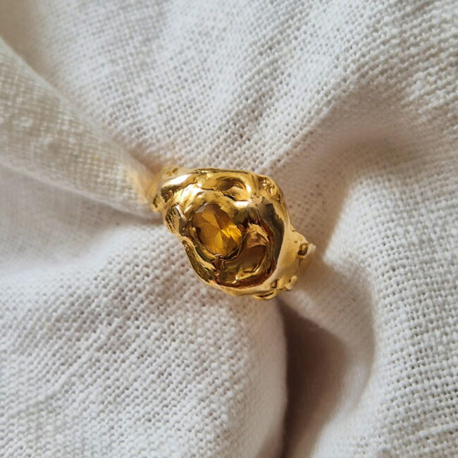 Bague artisanale unique aux formes organiques, sertie d’une citrine orange, façonnée à la main à Marseille.