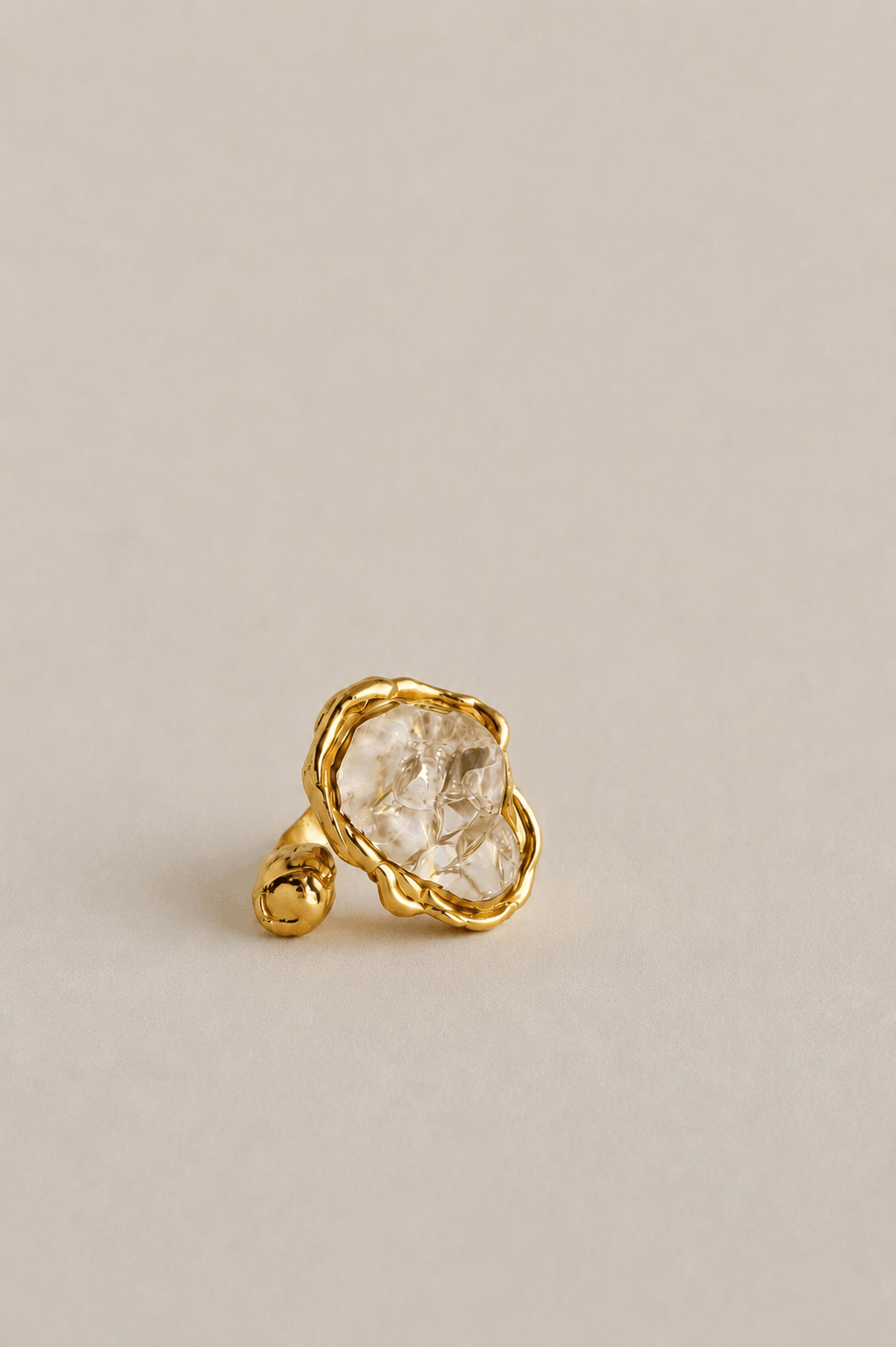 Bague Sylvie N.04 plaqué or, perle artisanale en verre soufflé, pièce unique et organique