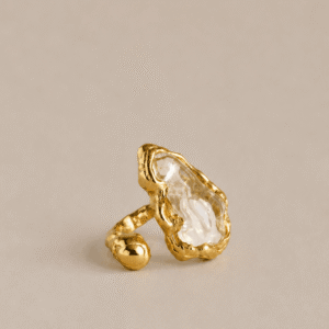 Bague Sylvie N.01 en verre soufflé plaqué or, perle artisanale aux formes organiques, bijou fait main pièce unique Barrere x Maïgo