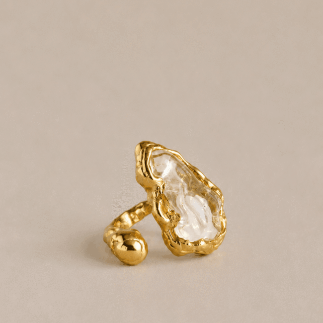 Bague Sylvie N.01 en verre soufflé plaqué or, perle artisanale aux formes organiques, bijou fait main pièce unique Barrere x Maïgo